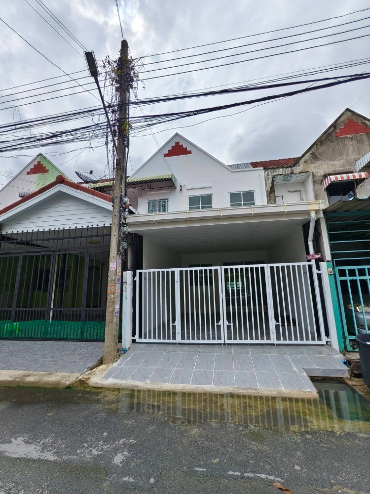 For SaleTownhomeNonthaburi, Bang Yai, Bangbuathong : Free of all expenses, close to the BTS and Central Westgate, only 5 minutes away. Selling a 2-storey townhouse, newly renovated, very beautiful, Rattanawadi Village, 19.6 sq m.