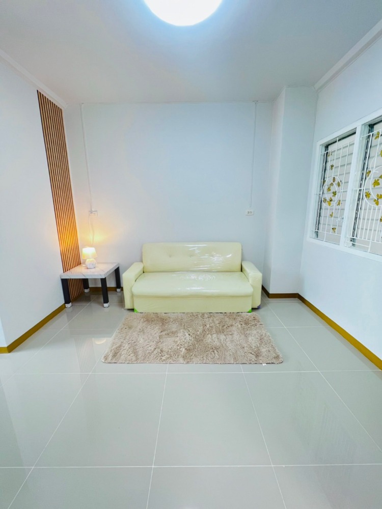 For SaleCondoLadkrabang, Suwannaphum Airport : Agent post for sale of a condo room in Suvarnabhumi 1 (Wat Si Warin Noi) with furniture, water view, just bring your bags and move in.