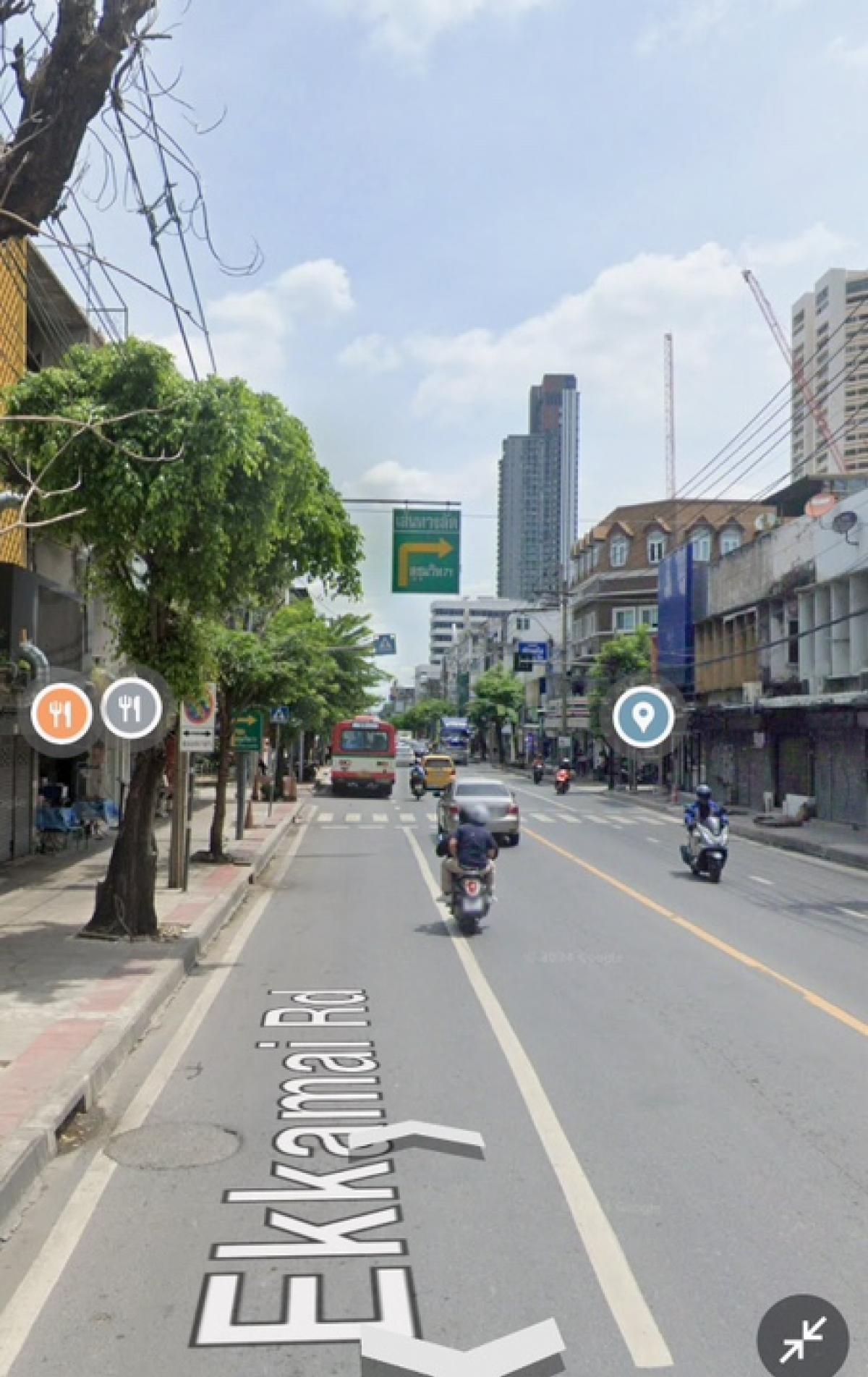 For SaleShop HouseSukhumvit, Asoke, Thonglor : Commercial building for sale on Ekkamai Road, near Ekkamai 22, area 14 square wah, 3 floors, income 30,000 baht per month, selling for 17,000,000