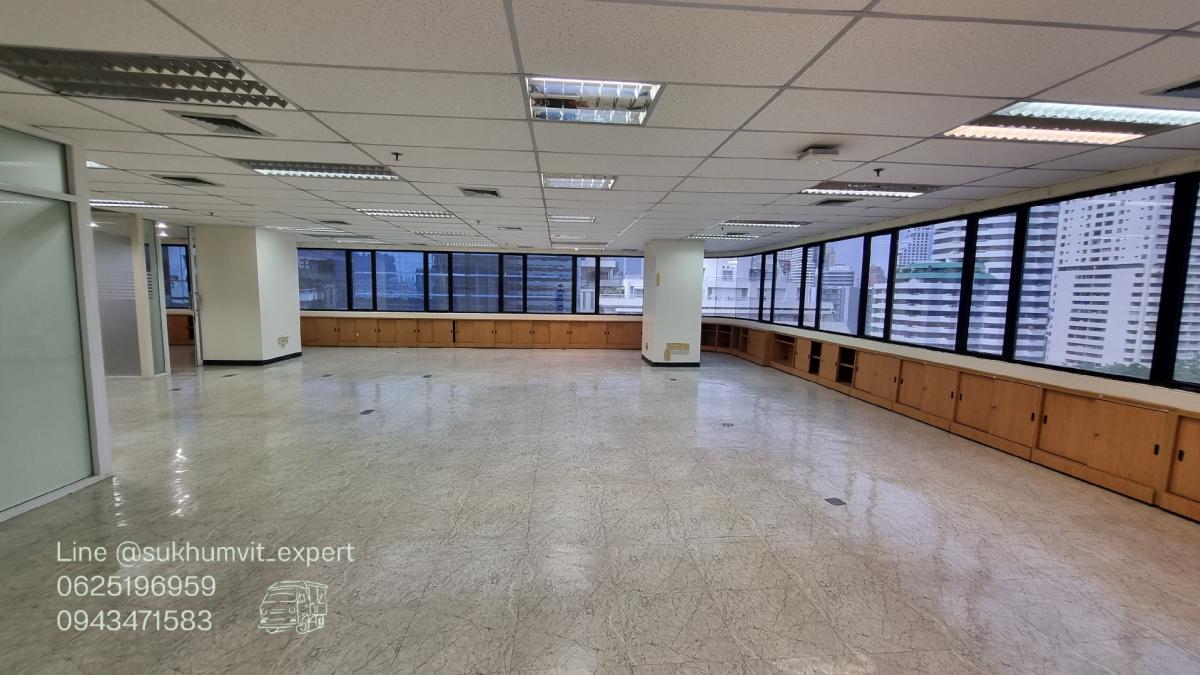 For RentOfficeSukhumvit, Asoke, Thonglor : Asoke office for rent, beautiful view, 261.31 square meters, rooms are already partitioned, 3 bathrooms, code k.film