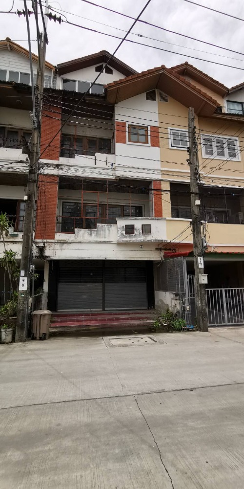 For SaleTownhouseKaset Nawamin,Ladplakao : Urgent! Cheap sale, large townhouse, partially renovated, 3-storey, 6-level home office, Nep Park Villa Village, Soi Mailab (Prasertmanukit 29, Intersection 4), located on Soi Intersection 4, near Kaset Nawamin Road and Ram Intra Road.