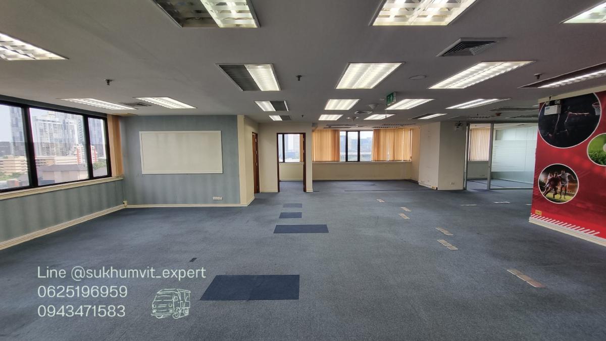 For RentOfficeSukhumvit, Asoke, Thonglor : Asoke office for rent, beautiful view, 256.22 square meters, rooms are already partitioned, 3 bathrooms, code k.film