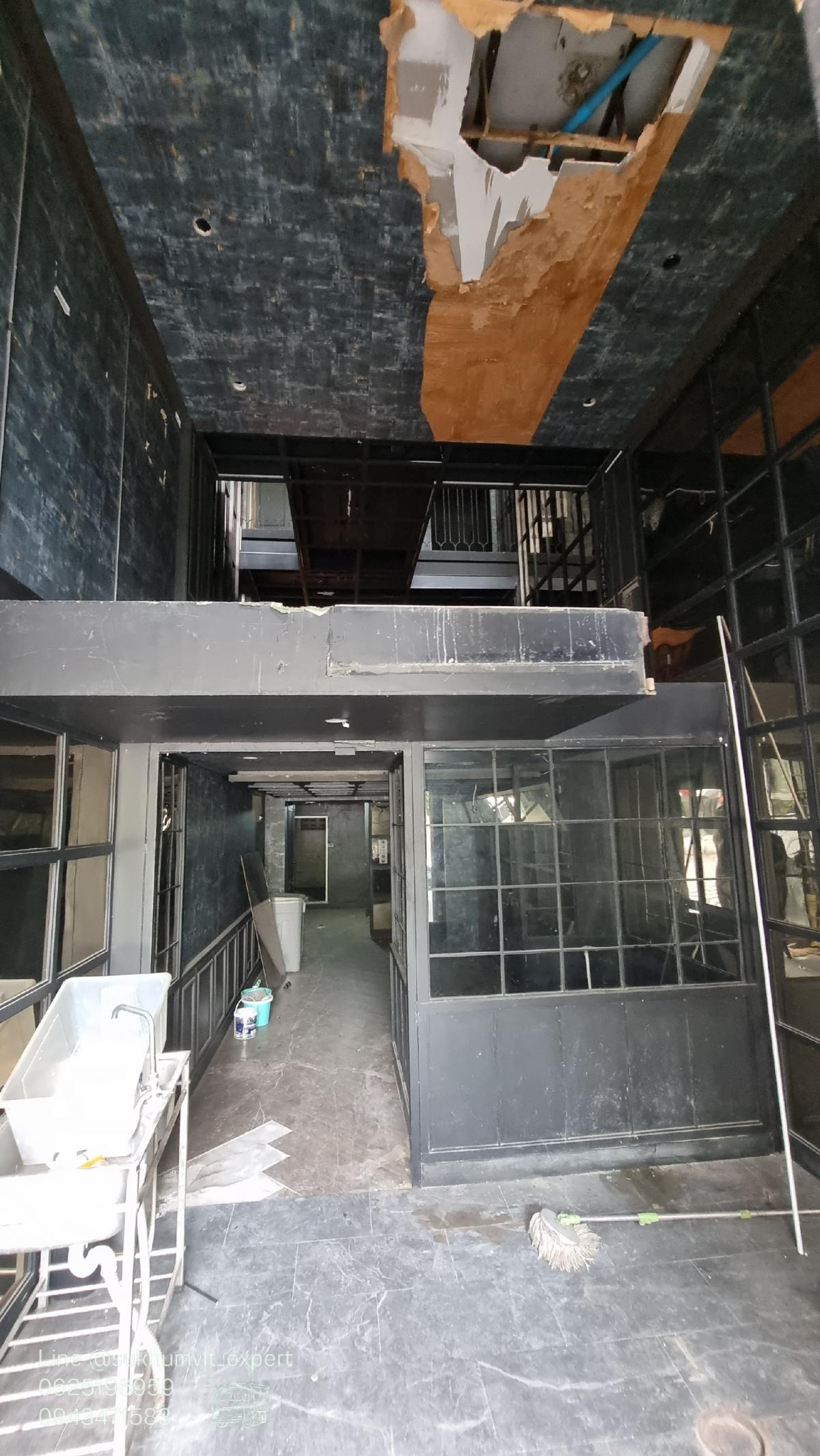 For RentShophouseSukhumvit, Asoke, Thonglor : Thonglor, 4 and a half storey building for rent, good location  Width 3.3 m., depth 14 m., front ceiling 4.5 m.