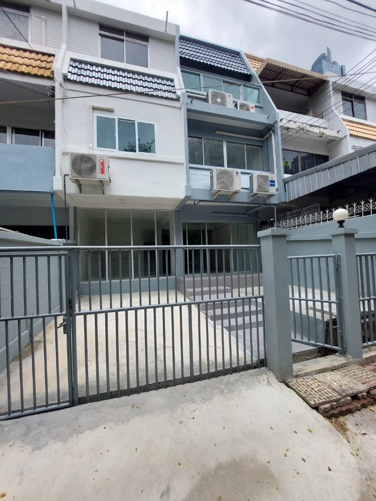 For RentHome OfficeRama9, Petchburi, RCA : For rent: 3-storey townhouse, newly renovated, suitable for an office, Rama 9 Road, near the Rama 9 MRT station