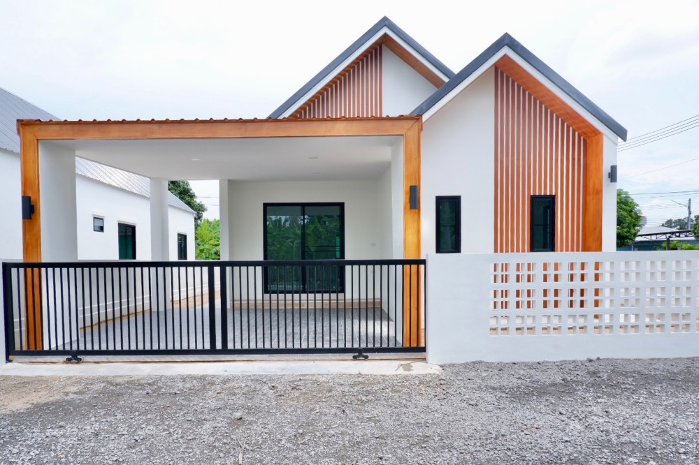 For SaleHouseSriracha Laem Chabang Ban Bueng : Single house for sale, ready to move in, low price, Soi Nen Saensuk, Nong Kham, Sriracha, near Nong Kho Reservoir, area 54.7 sq m., usable area 137 sq m.