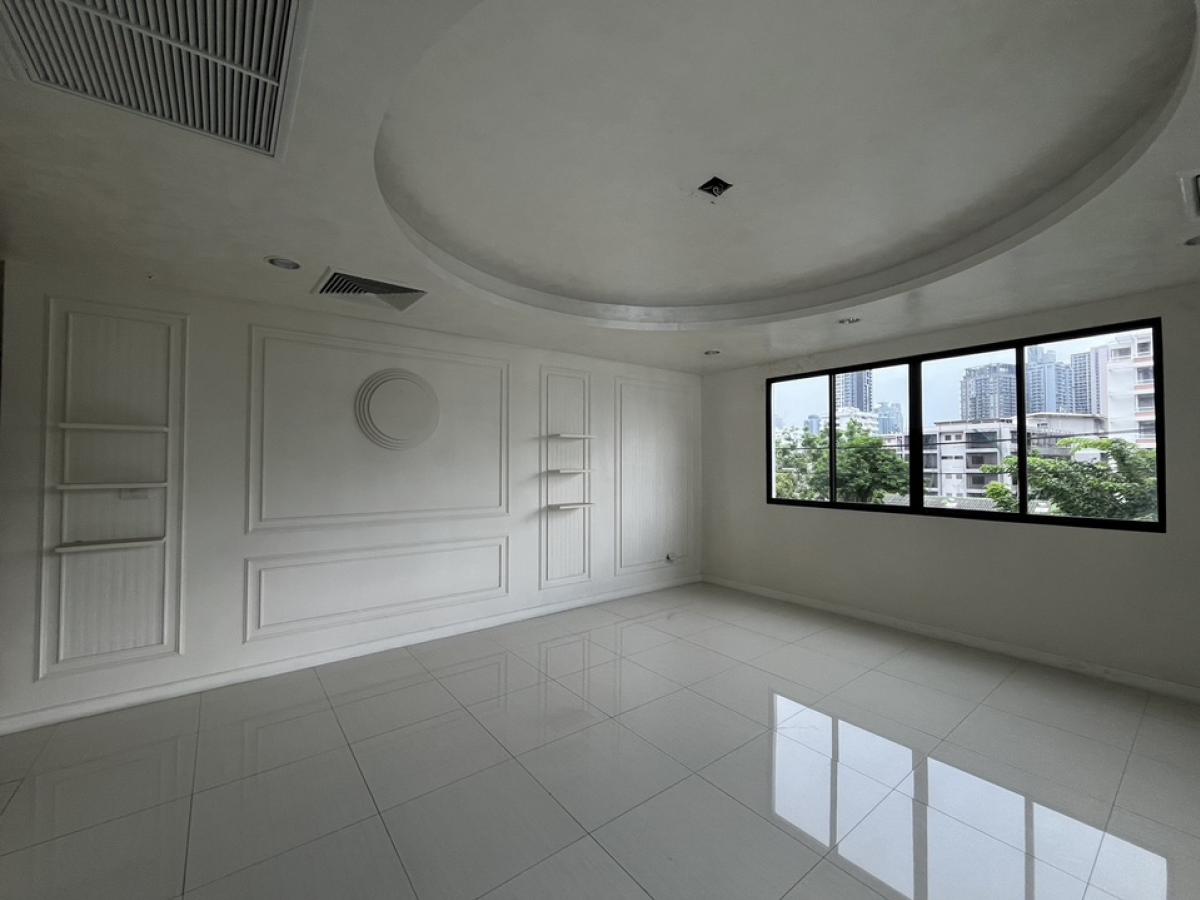 For RentShophouseSukhumvit, Asoke, Thonglor : Spacious Beautiful Building for rent in Phrompong area