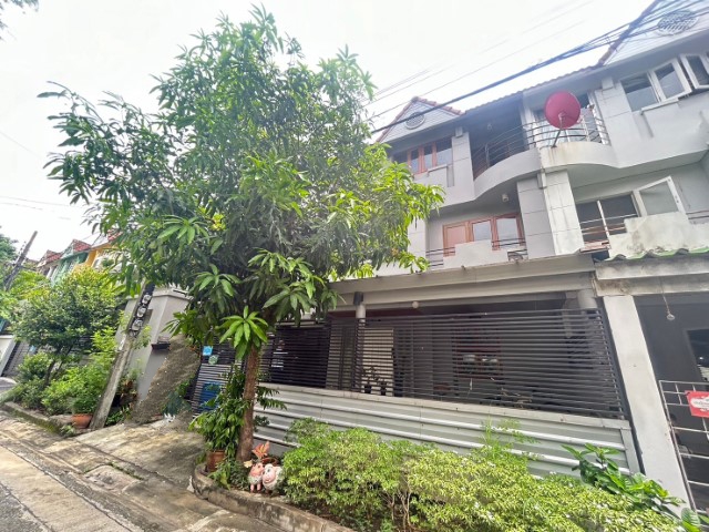 For RentTownhouseBangna, Bearing, Lasalle : Townhouse for rent, Laddao Village, Bangna Road, good location, next to BTS Bangna, 3 bedrooms, 3 bathrooms, air conditioning, complete furniture, rental price 25,000 baht per month