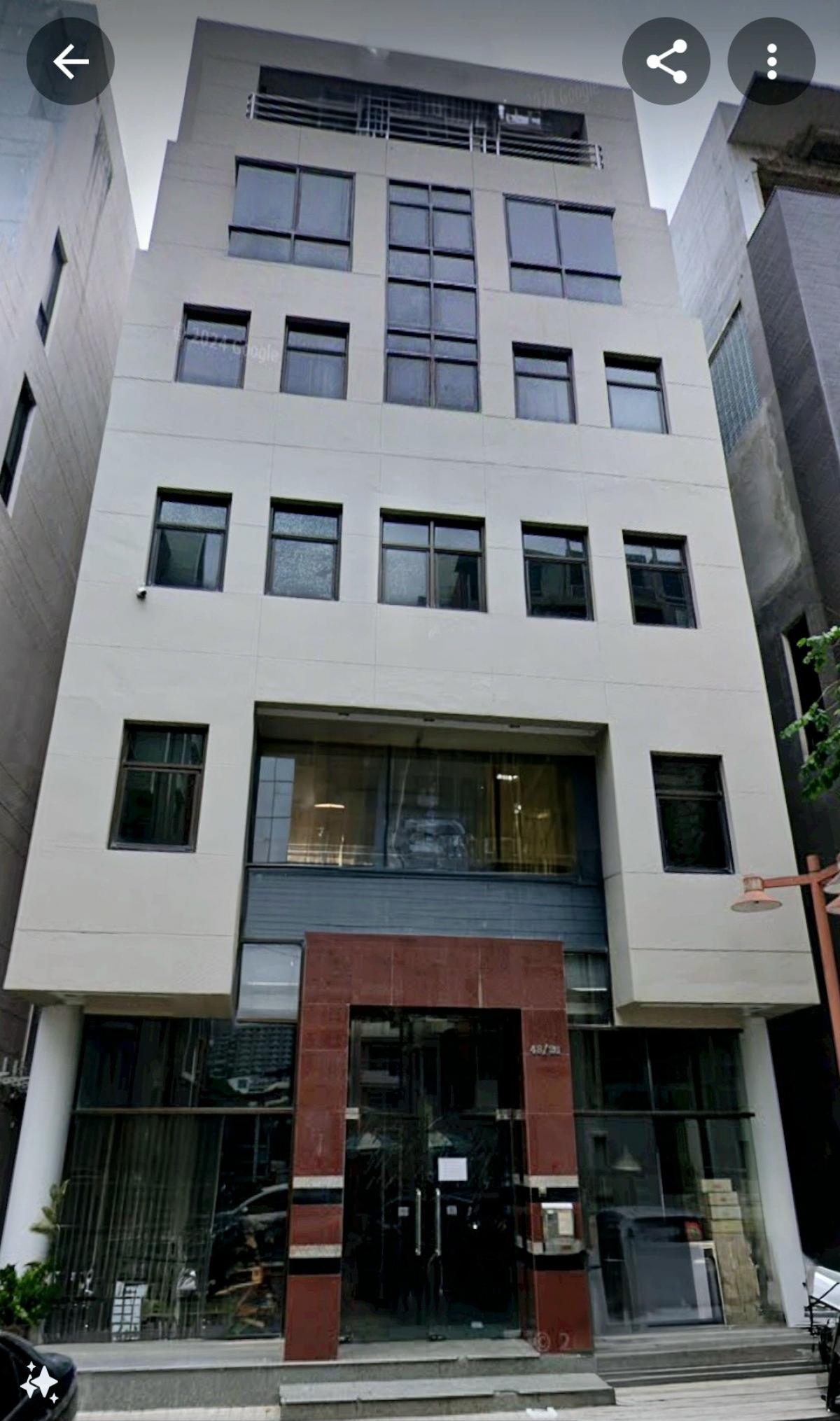 For RentOfficeRatchadapisek, Huaikwang, Suttisan : Office for rent, 6 floors, near MRT Sutthisan, only 300 meters, can be rented separately or the entire building.