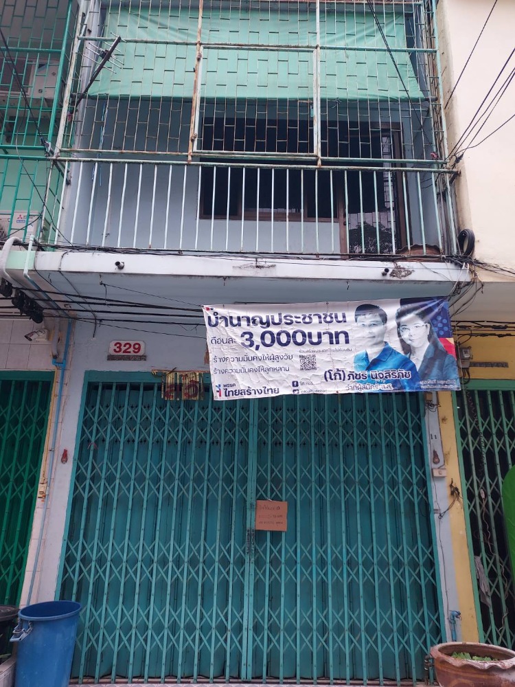 For SaleShophouseWongwianyai, Charoennakor : For sale: 1 shophouse on Charoen Nakhon Road, Soi 18, only 5 minutes to ICON SIAM.