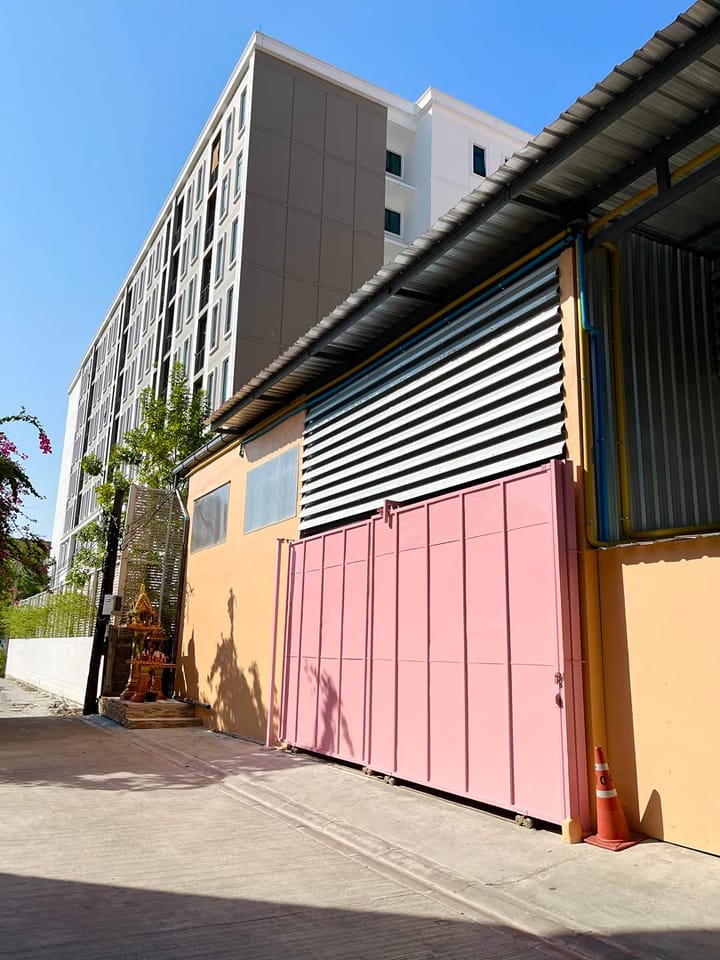 For RentWarehouseRatchadapisek, Huaikwang, Suttisan : For rent: Showroom, warehouse with office room, Ratchada Soi 3, near MRT Rama 9, Soi Chinese Embassy, ​​size 450 sq m, with 8 air conditioners, office room