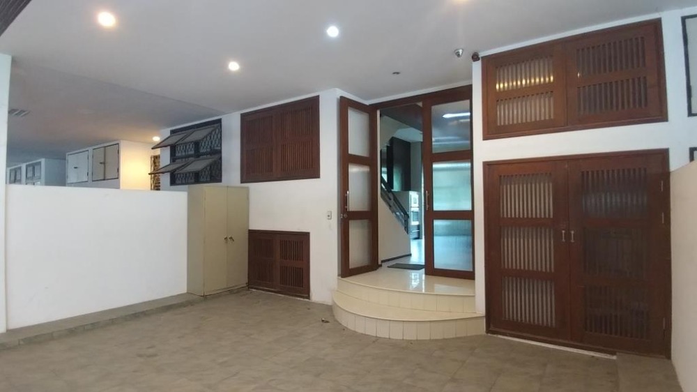 ให้เช่าทาวน์เฮ้าส์/ทาวน์โฮมสุขุมวิท อโศก ทองหล่อ : Townhouse new renovated about 350 sq m. with 4 BEDS in secure compound share swimming pool for rent 24 hours security in Sukhumvit 63 about a 10-min walk from Ekkamai BTS Station