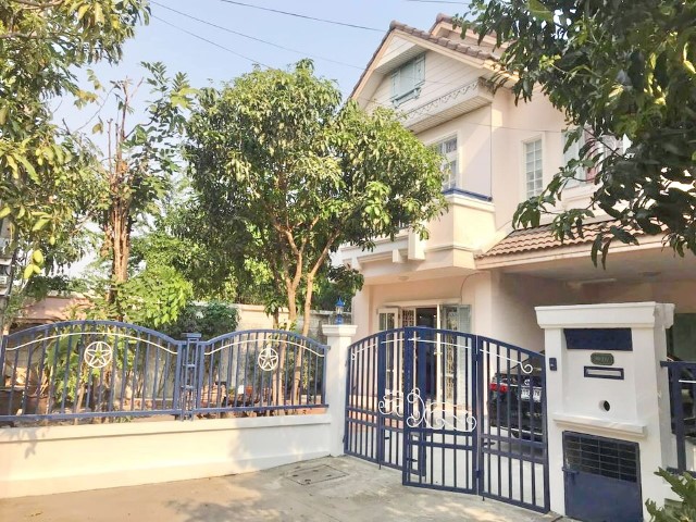 For RentHouseMin Buri, Romklao : Single house for rent, Parkway Chalet Village, Ramkhamhaeng 3 bedrooms, 3 bathrooms, 5 air conditioners, 2 parking spaces, 2 cars. Soi Ramkhamhaeng 150, corner house.