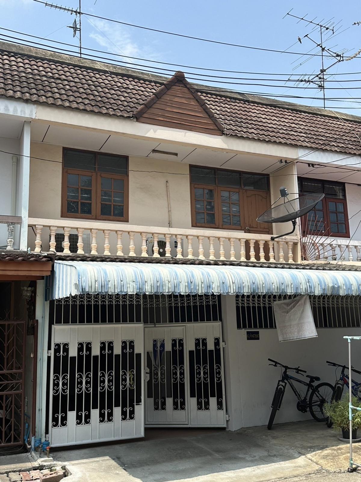 For SaleTownhouseSeri Thai, Ramkhamhaeng Nida : Selling below market price, townhouse, Sahakorn Village, spacious area