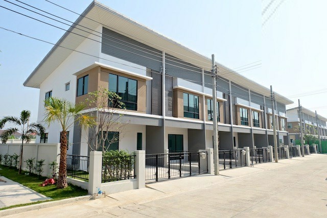 For RentTownhouseChachoengsao : Fully FUr Wat Ratchakosa Sch. 1.4 km. For rent Villa LatKrabang Suvarnabhumi 20sq.wa 3bed 2bath 9,49