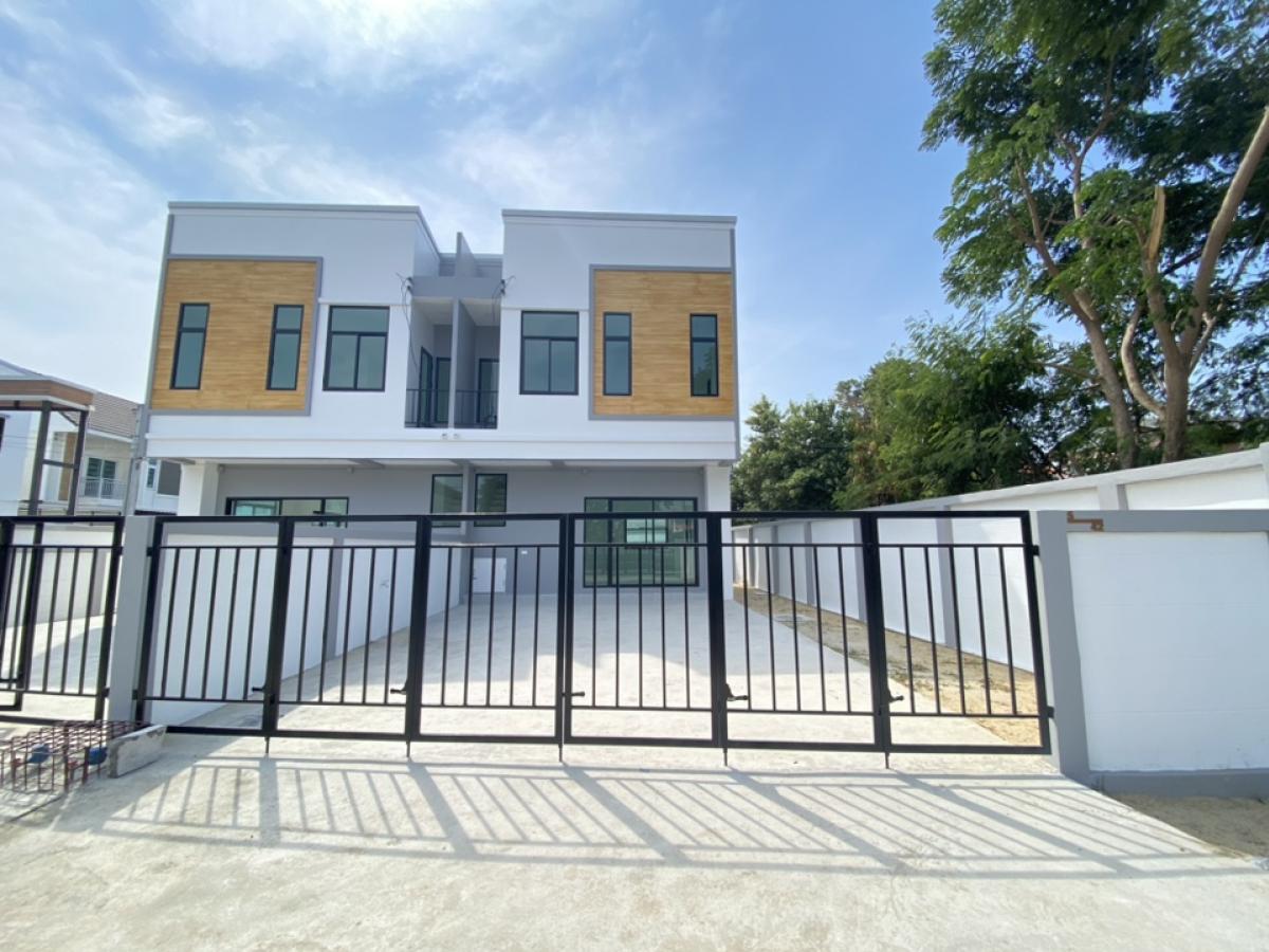 For SaleTownhouseNonthaburi, Bang Yai, Bangbuathong : Townhome with a semi-detached house feel, solving the problem of parking in front of the house, new project, 2 already reserved, only 2 left, near the Samutburi Market, with a promotion with lots of free gifts