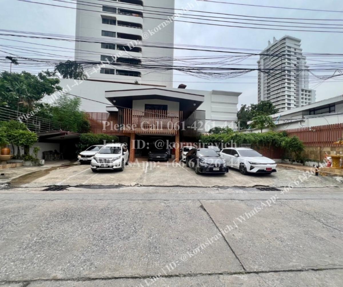 For RentRetail SpaceSukhumvit, Asoke, Thonglor : Rent a 2 -story Stand Alone House for trading business, located in Soi Ekkamai, Sukhumvit 63 - Thonglor 10, Wattana, Bangkok. 10 car parking