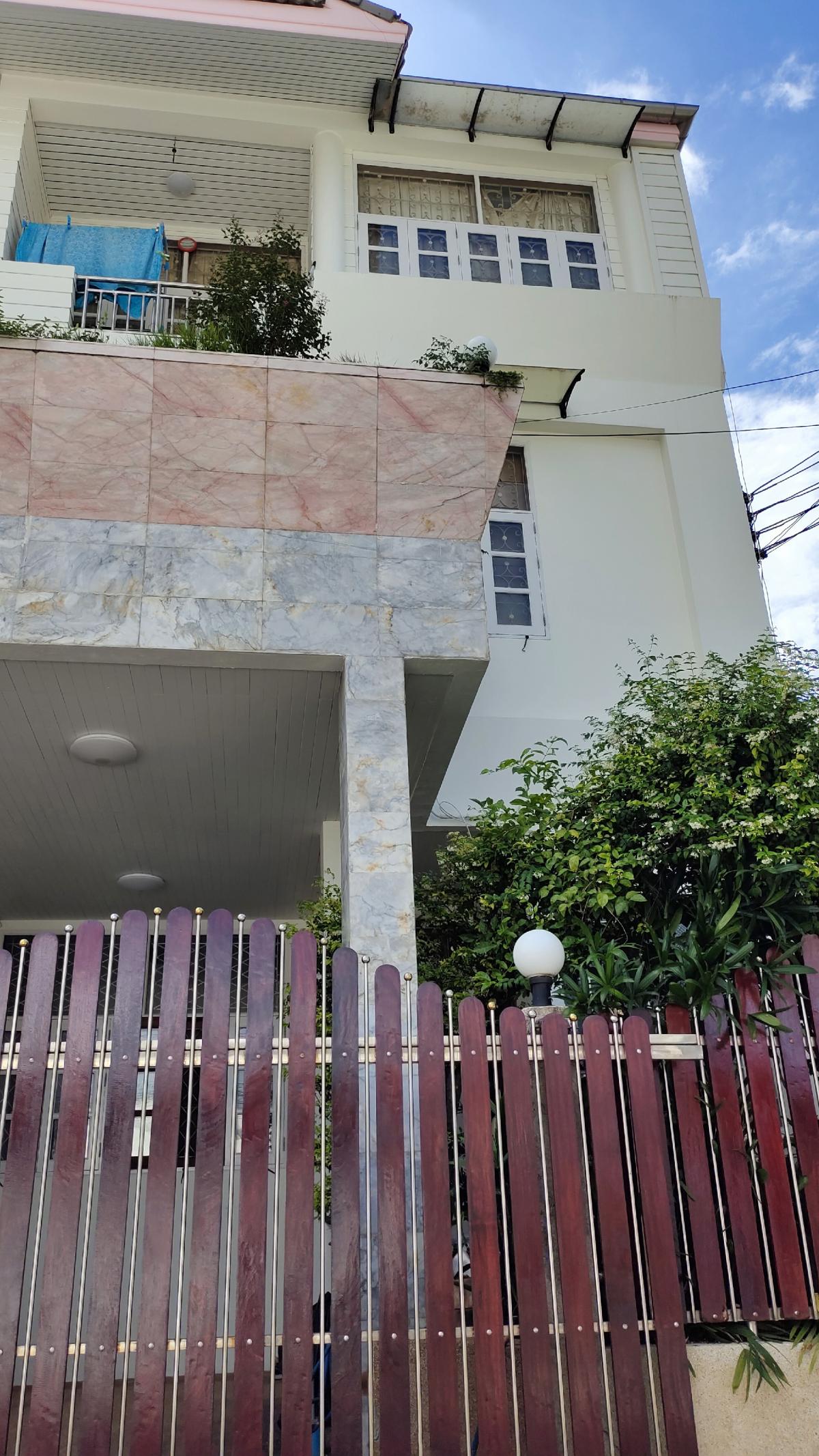 For SaleTownhouseRamkhamhaeng, Hua Mak : A well-located house near the Yellow Line Skytrain, Srikritha Station.