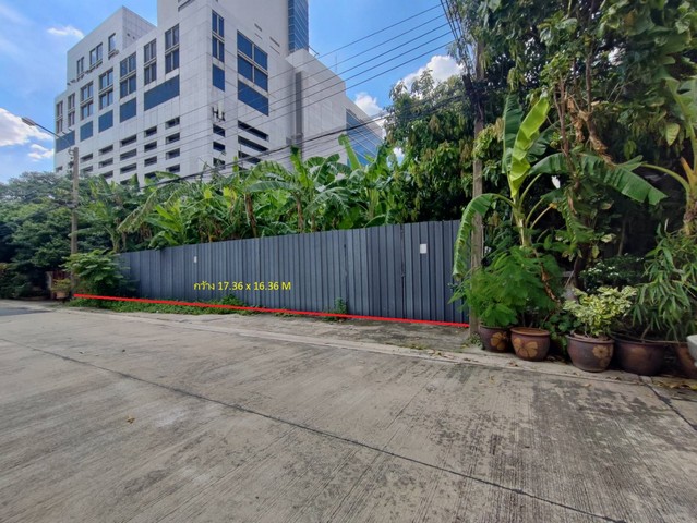 For RentLandKasetsart, Ratchayothin : Land for rent on Phahon Yothin 19, next to Central Ladprao, at the entrance to the BTS station, opposite the Dan Neramit Train Market.