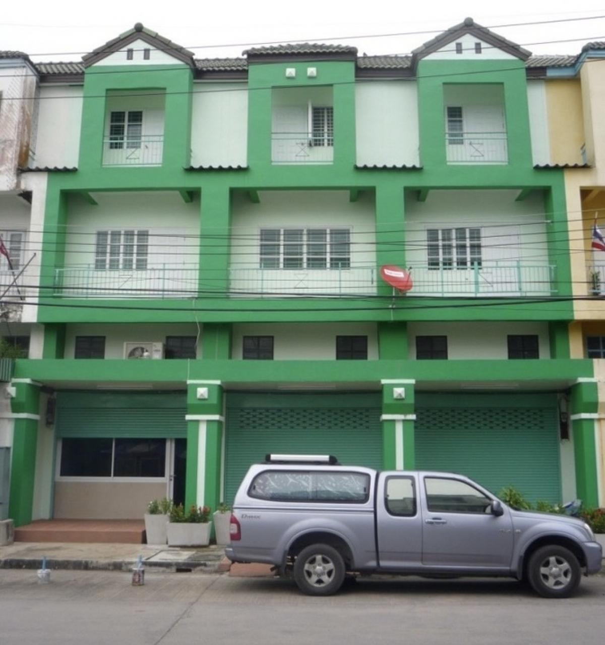 For SaleShophousePathum Thani,Rangsit, Thammasat : Commercial building for sale in front of the project, Tawannaville Village, Rangsit, Khlong 8, Thanyaburi, 3 shophouses connected together, 48 sq m., usable area 550 sq m., good location in front of the project