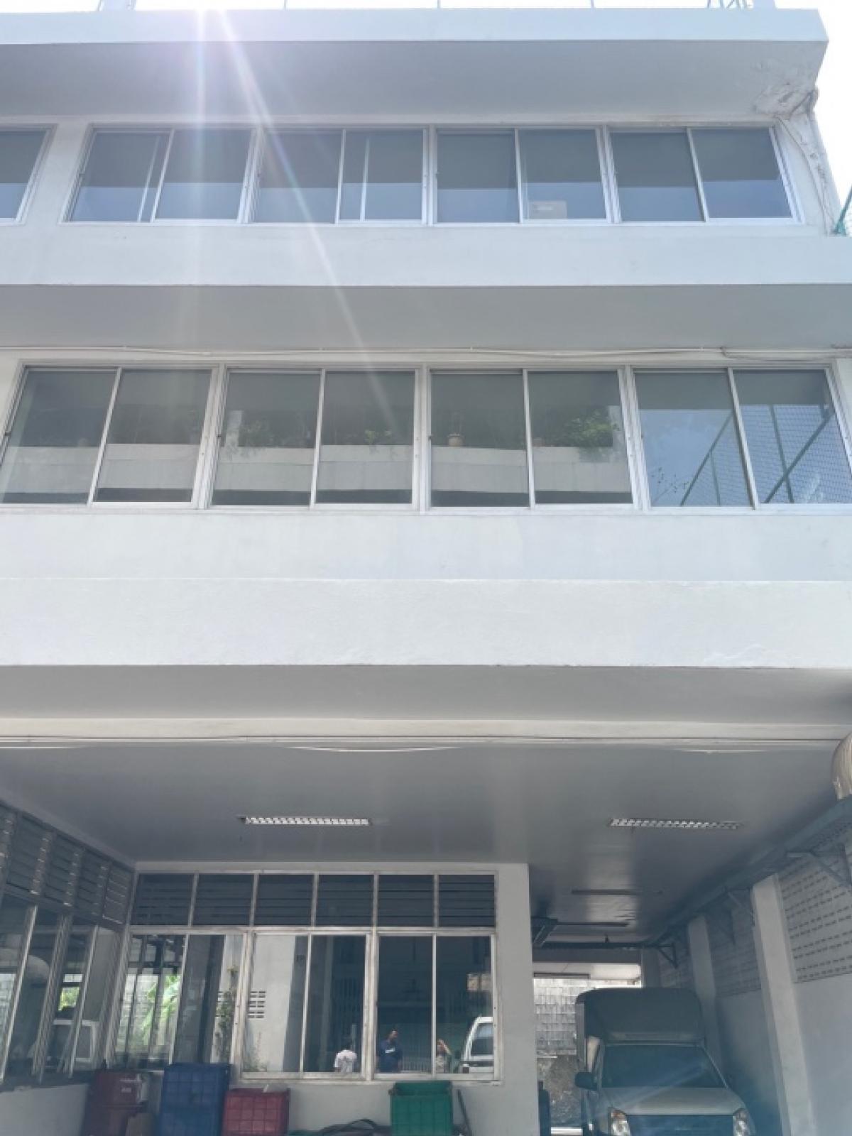 For RentOfficeRama3 (Riverside),Satupadit : For Rent Building #3 storey area 1,500 -1,600sqmSathupadis road near silom sathorn Rama3 near #central rama3 #Express way suite for office# showroom or warehouse of product carpark 5-6 minimum 3 years contract