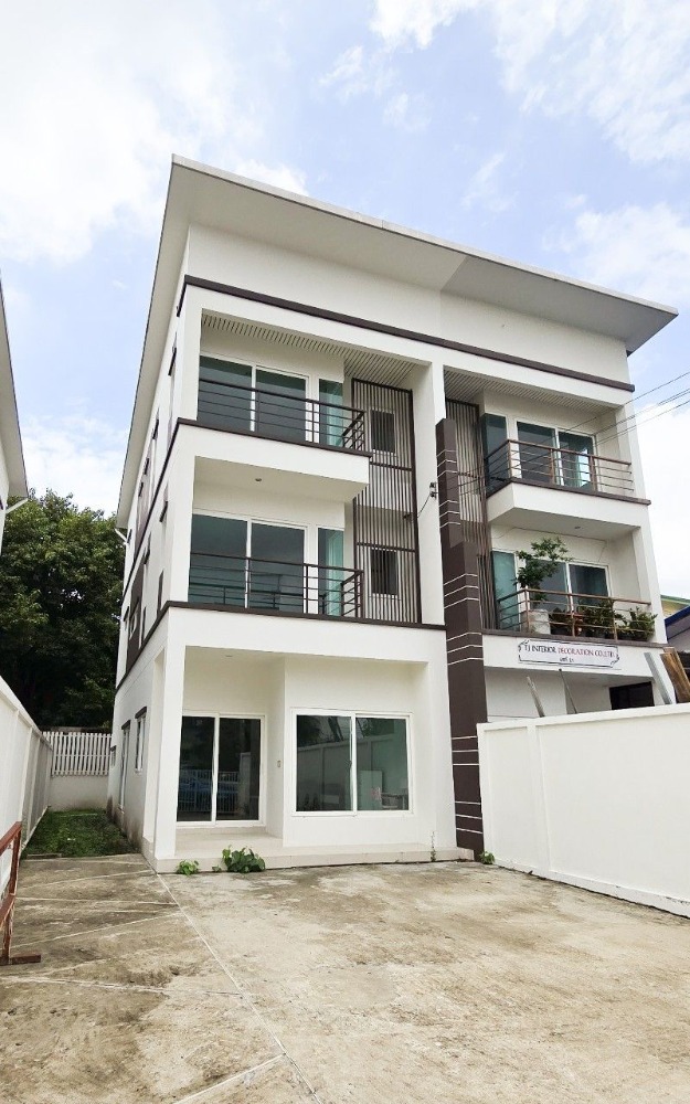 For RentHouseChokchai 4, Ladprao 71, Ladprao 48, : House for rent, Lat Phrao 71, lots of parking, affordable price