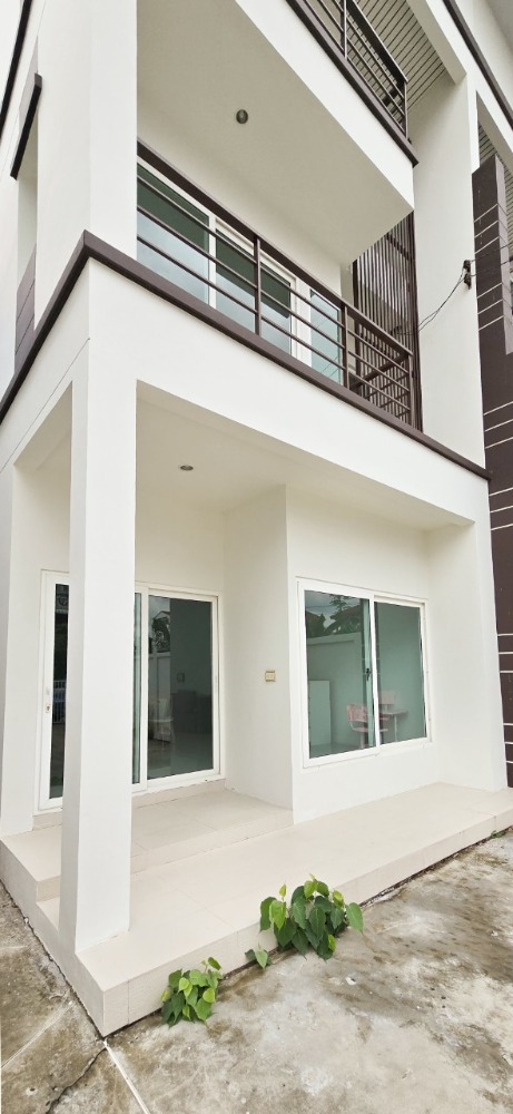 For RentHouseChokchai 4, Ladprao 71, Ladprao 48, : House for rent, Lat Phrao 71, lots of parking, affordable price