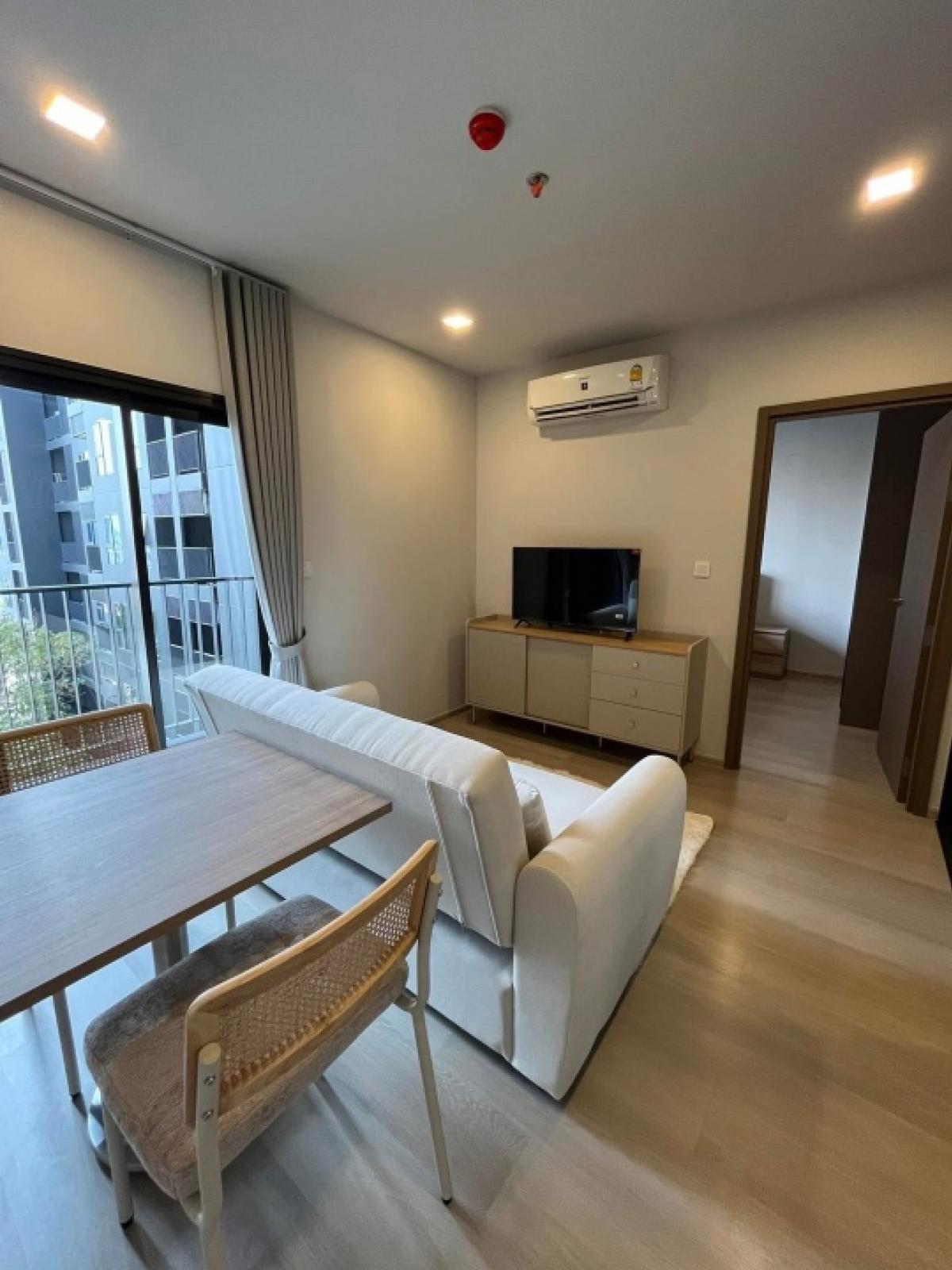 For RentCondoLadprao, Central Ladprao : Very beautiful dressing 💕Life Phahon-Ladprao Rent 27,000 ฿ Big Room 35 SQM 1 bed, walking to BTS Five Lat Phrao Intersection, only 150 m. Interested to see the room 064-6696546 (this number can add LINE).