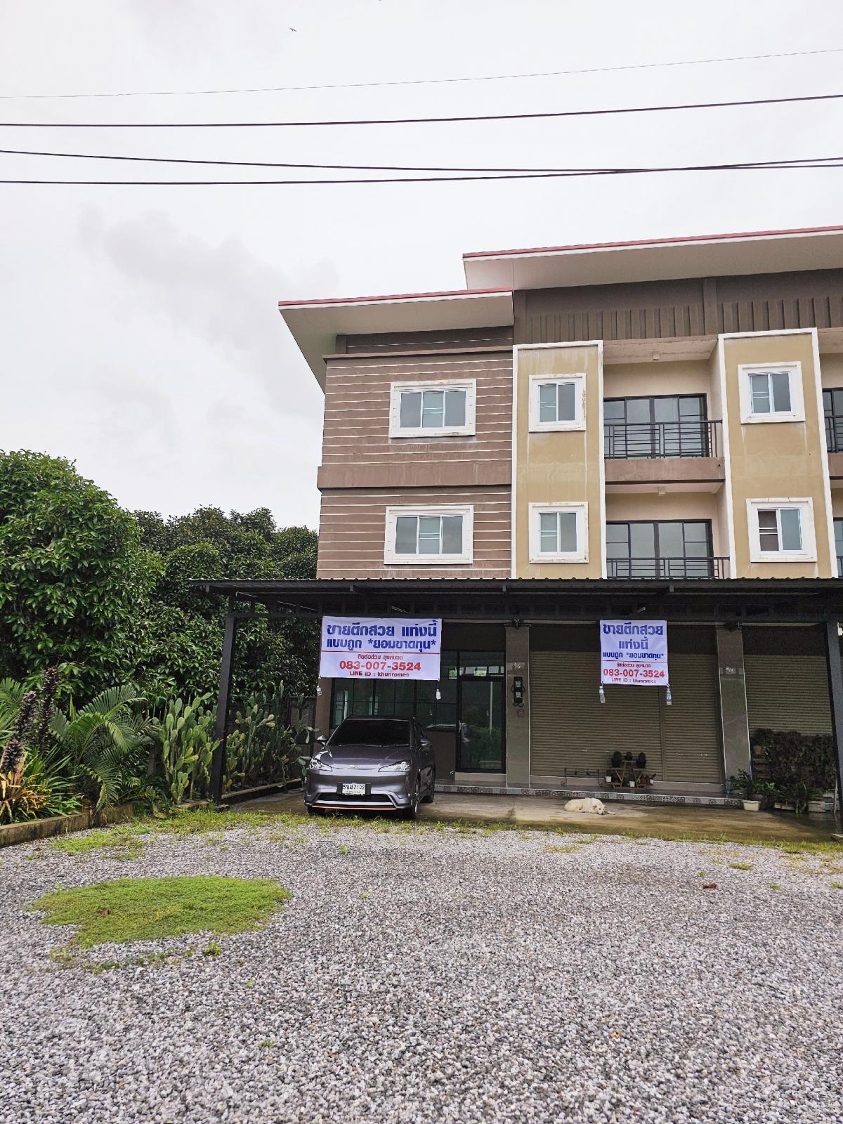 For SaleTownhouseChanthaburi : For sale, 3-storey commercial townhouse, corner unit, Chanthaburi, surrounded by nature, Pliew/Khom Bang, selling at a loss, only 2.99 million baht.