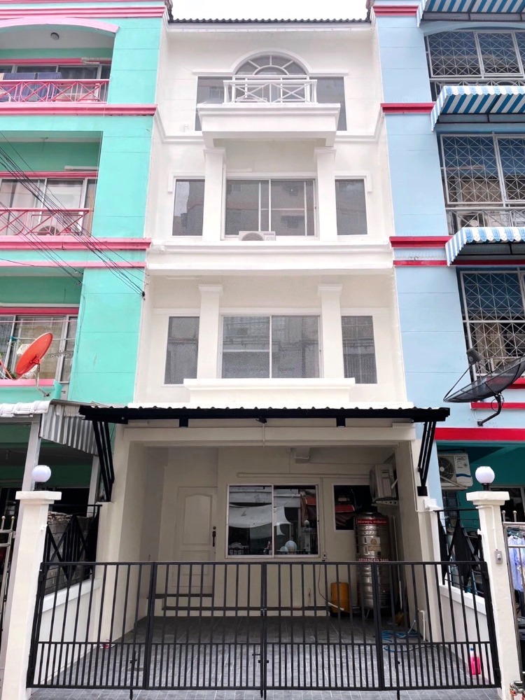 For RentTownhomeOnnut, Udomsuk : For rent 4-story townhouse completely renovated near BTS Punnawithi fully furnished ready to move in 200 sq m 3 bed 3 bath 連棟別墅出租，4層，全新裝修，靠近BTS Punnawithi，家具齊全，可入住，200平方米，3間臥室，3間浴室。