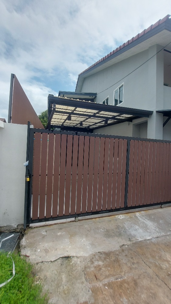 For SaleTownhouseLadprao101, Happy Land, The Mall Bang Kapi : For sale: 2-storey townhouse, Chatkaew Village, newly decorated, 32 square wah, Lat Phrao Road, Happyland Alley