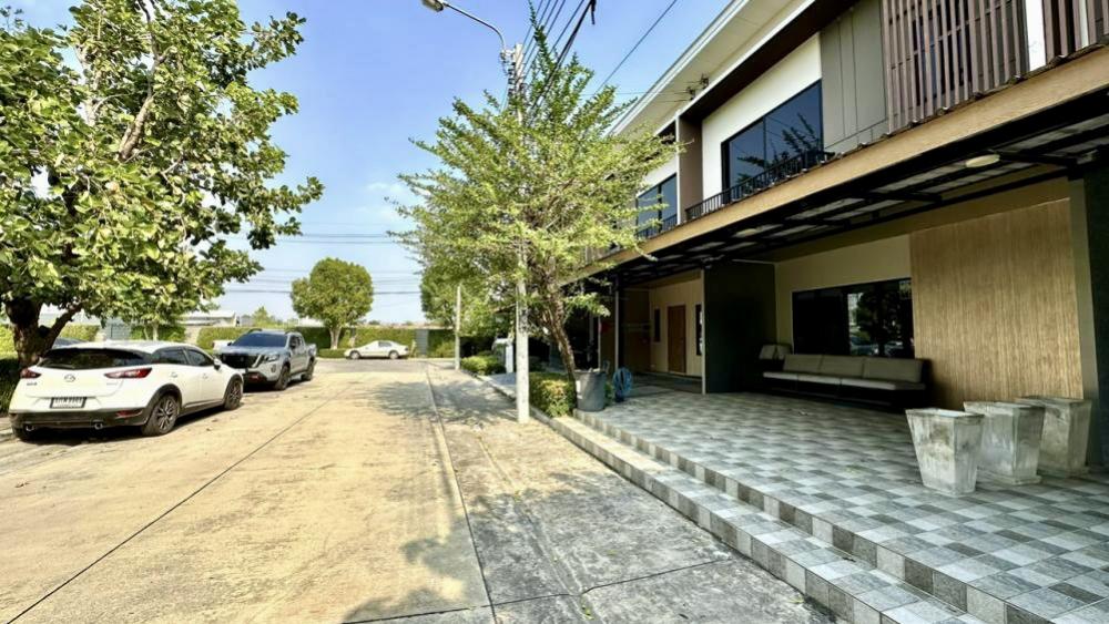 For RentHome OfficeChaengwatana, Muangthong : 2-storey home office, beautifully decorated, for rent in Chaeng Watthana-Tiwanon area, near Mega Home • Tiwanon, only 850 meters away.