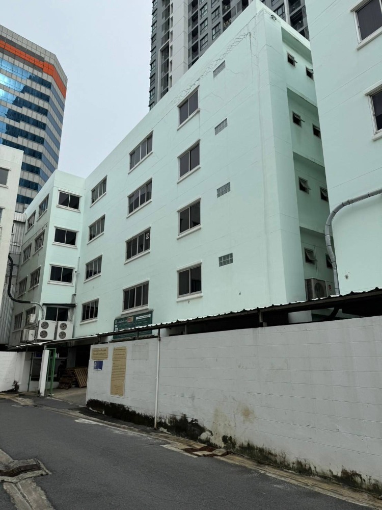 For RentOfficeRatchadapisek, Huaikwang, Suttisan : Office building for rent/office/commercial building near MRT Sutthisan, approximately 500 meters away.