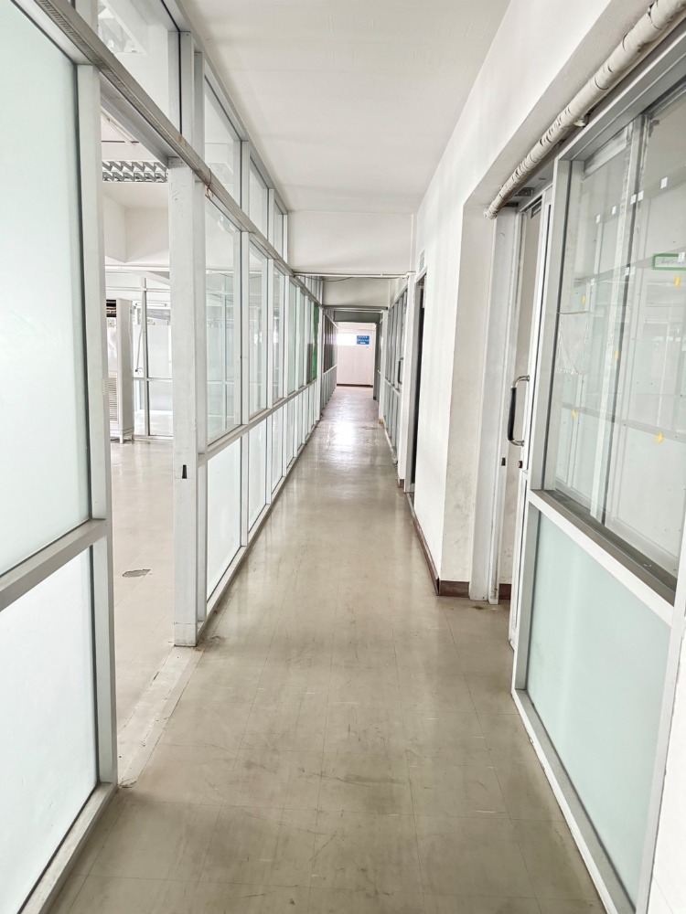 For RentOfficeRatchadapisek, Huaikwang, Suttisan : Office building for rent/office/commercial building near MRT Sutthisan, approximately 500 meters away.