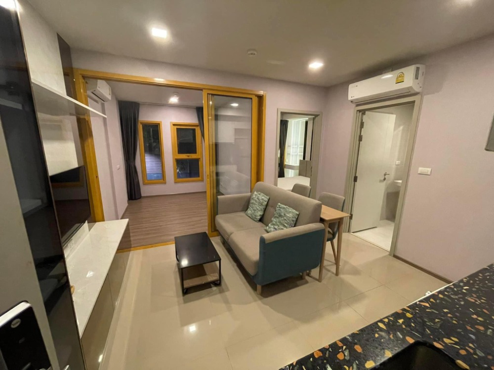 For SaleCondoOnnut, Udomsuk : For sale at a good price 🔥 The Base Sukhumvit 50 (sold with tenant) Area 35.04 sq m. 1 bed plus room type, 1 bedroom, 1 multipurpose room, 1 bathroom. Inside the room includes - built-in and wallpaper, the whole room 3,130,000 baht