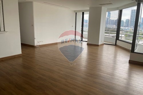 For RentCondoSathorn, Narathiwat : Luxurious Sathon Condo: 245 sqm, Pet-Friendly & Central