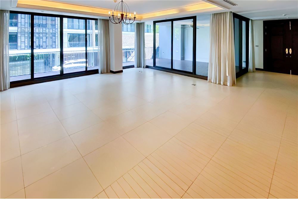 For RentCondoSukhumvit, Asoke, Thonglor : For rent: Pet-friendly apartment with 4+1 bedrooms located in Sukhumvit 31 near BTS Phrom Phong.