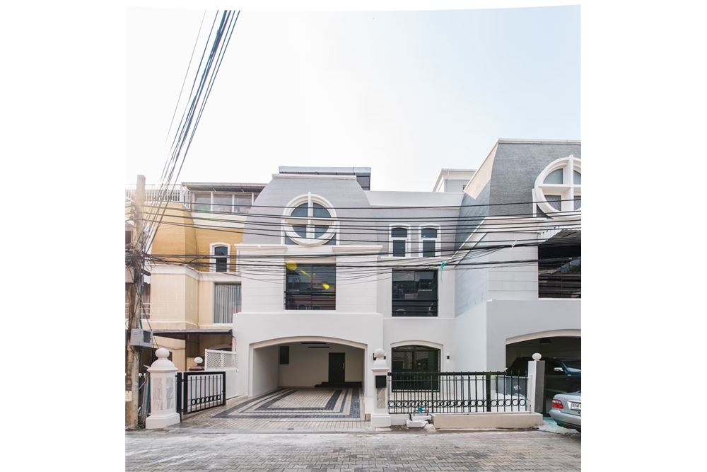 ขายทาวน์เฮ้าส์/ทาวน์โฮมสุขุมวิท อโศก ทองหล่อ : Townhome-Home Office 4 Stories, 7 Beds For Sale  Ekamai Close to Donki Mall