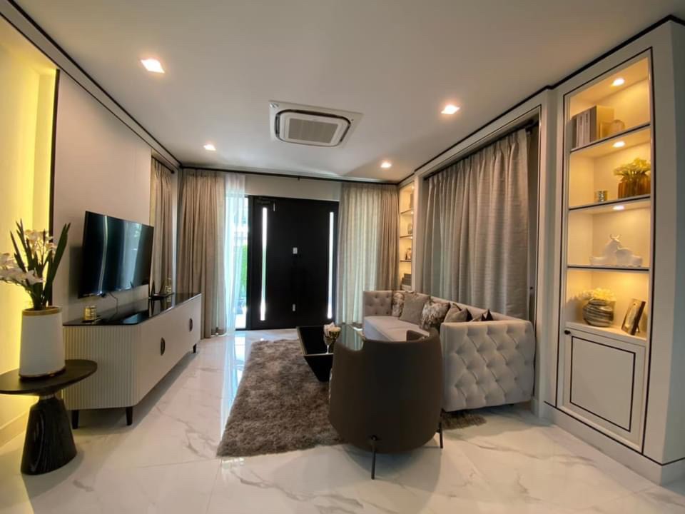 For RentHouseVipawadee, Don Mueang, Lak Si : ● Nice Decoration ● Single house 2 Storey, 4 Beds, 3 Parking | 115.00 sq.w. 340.00 sq.m. | Near Big C 9 mins., Thanommit Market 9 mins., Central Ramindra 15 mins