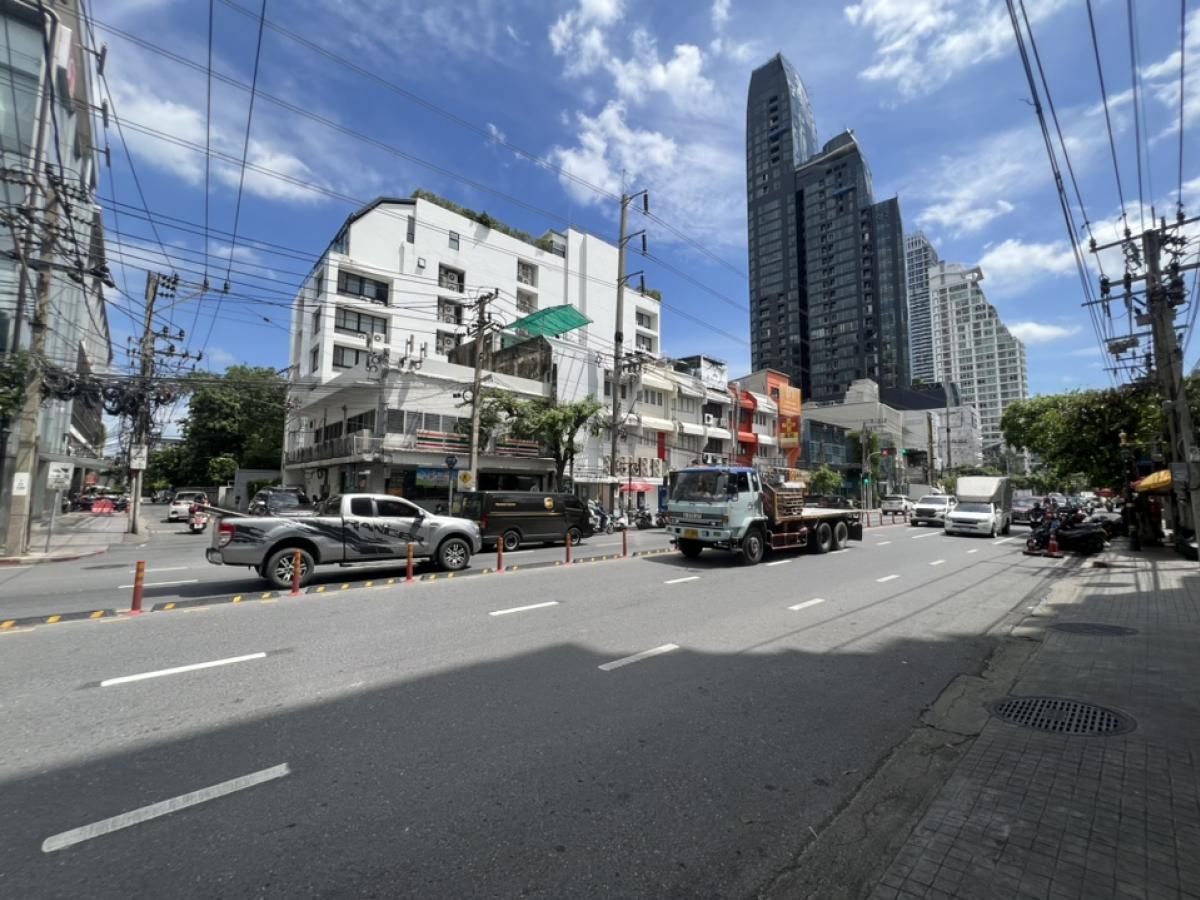 For SaleShop HouseSukhumvit, Asoke, Thonglor : For sale: Commercial building, shophouse on Thonglor Road, Sukhumvit 55, excellent location, suitable for buying to rent out and investing, creating passive income for children (price negotiable if really interested in buying)