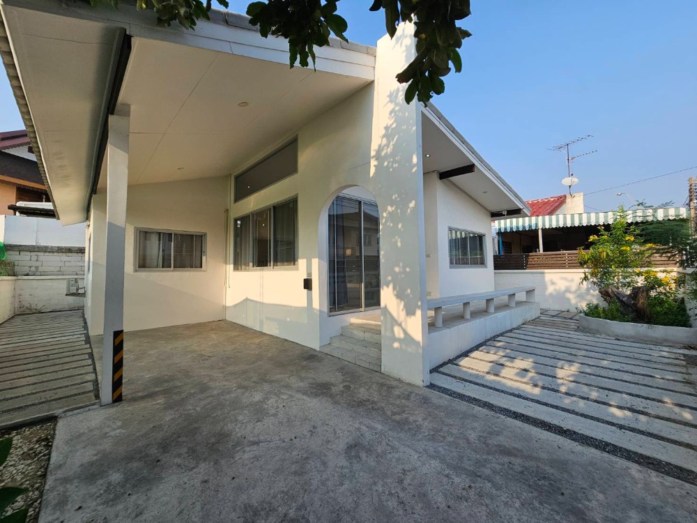 For RentHouseSapankwai,Jatujak : minimal house at Soi Lat Phrao 24, can be used as an office, register a company