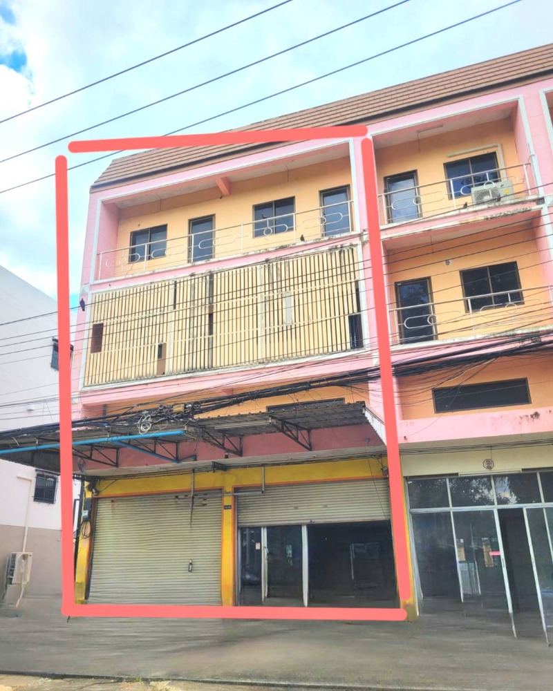 For SaleShophousePhitsanulok : 3 and a half storey commercial building in the heart of Phitsanulok city, near transportation, good location, area 40 sq m., width 4 meters, depth 20 meters.