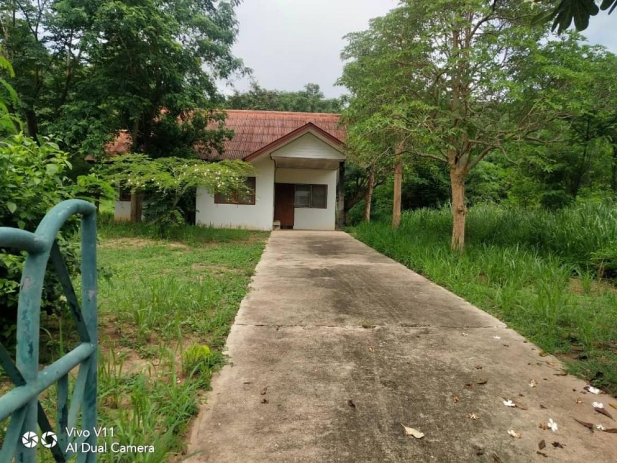 For SaleLandCha-am Phetchaburi : 🏨Selling land in the golf course, Kaeng Krachan, free single house with furniture ✔️Land in the golf course 👉🏻Kaeng Krachan ✔️1.8 million, negotiable Line ID kruyarr Selling a house in Kaeng Krachan, Country Club, 1-storey single house, total area 826 sq 