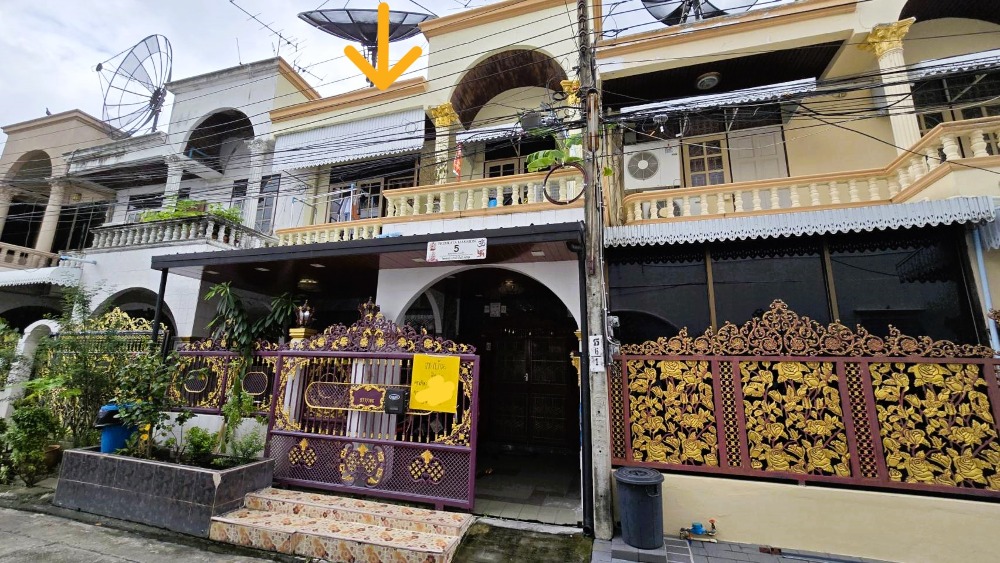 For SaleTownhouseThaphra, Talat Phlu, Wutthakat : Rare!! For sale: 2-storey townhouse, Im-Amporn Village, Soi Charansanitwong 11, entrance to the MRT, near the community, excellent location!! Can enter and exit both Charansanitwong and Soi Phanitthan