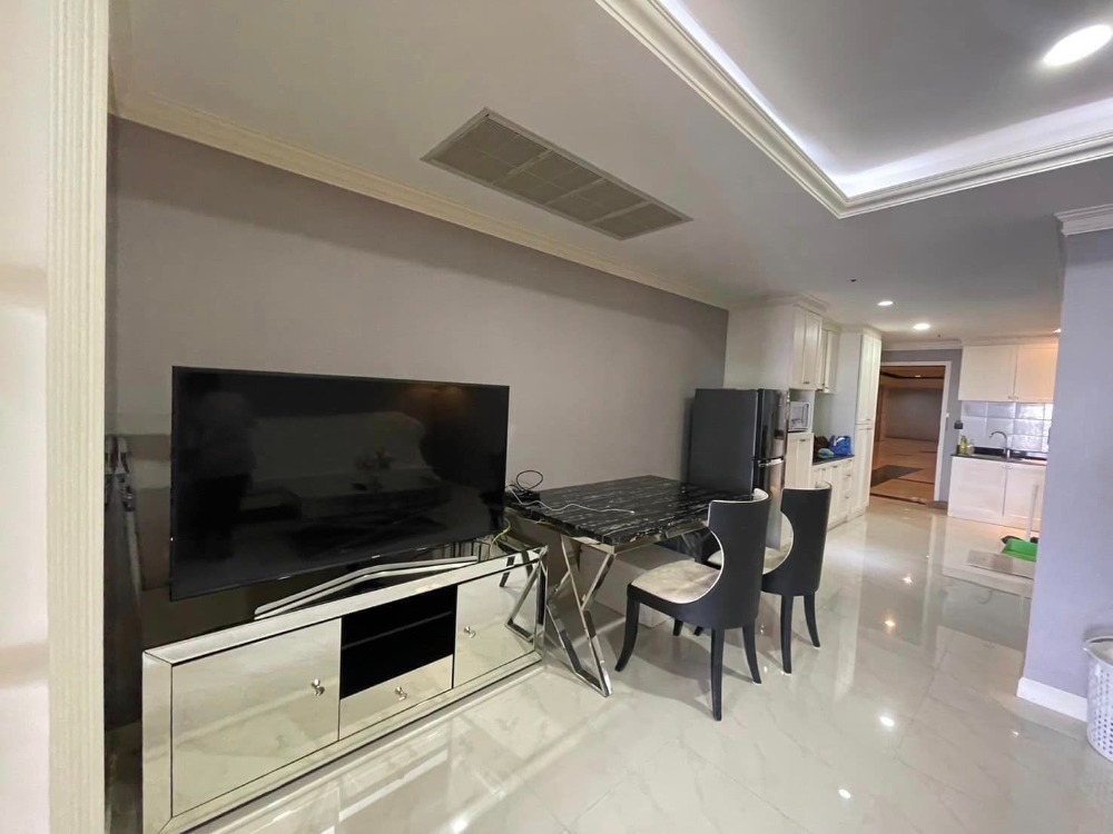 For RentCondoSilom, Saladaeng, Bangrak : State Tower - High Floor 1 Bed Condo for Rent!