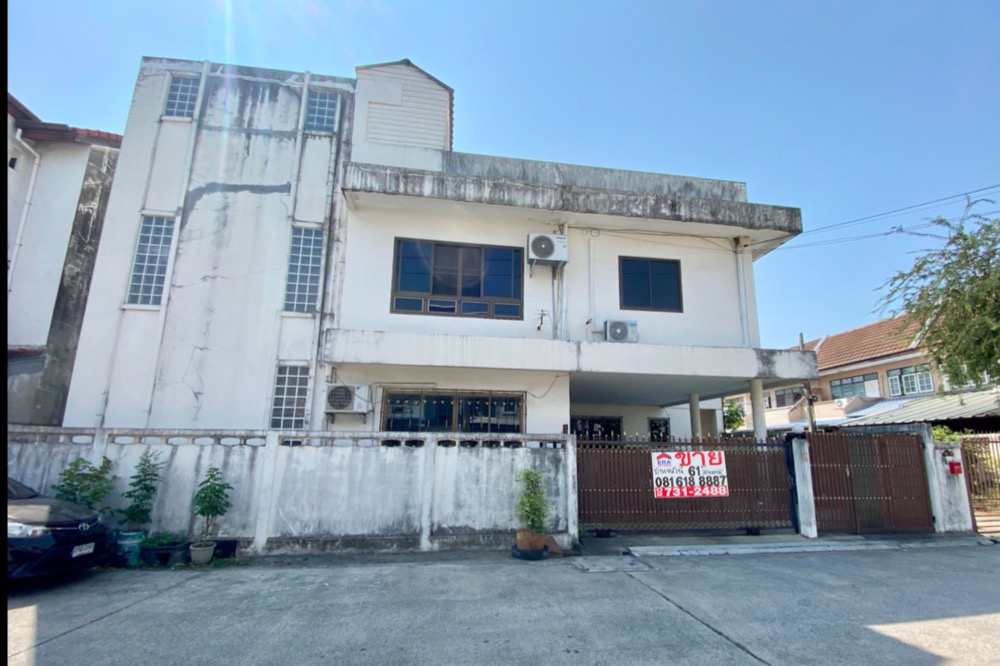 For SaleHouseKaset Nawamin,Ladplakao : House for sale in Nawamin, Soi Nawamin 82, 3-storey, 400 square meters, 8-meter wide road, only 100 meters into the alley, near Lotus, Phyathai Hospital, can be used as an office.