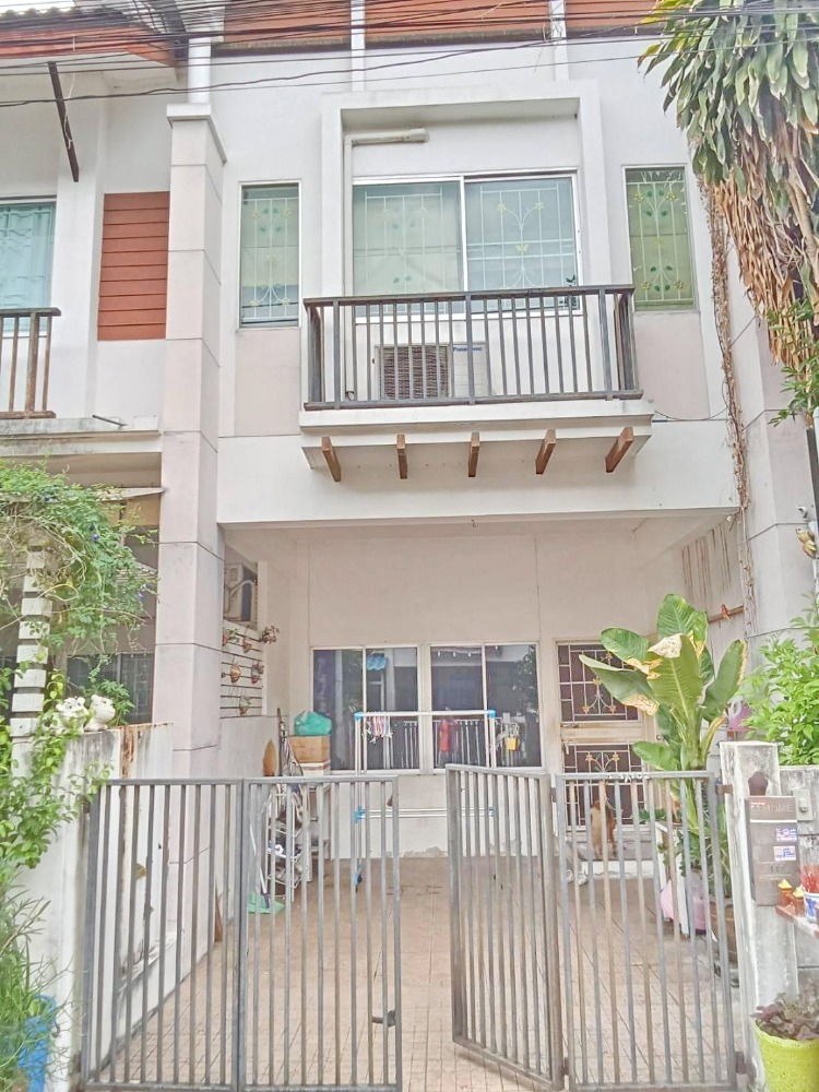 For SaleTownhouseKaset Nawamin,Ladplakao : H0452😍 For SELL Selling Townhouse 2 floors, 🚪2 bedrooms🚄near Hua Mum Market🏢Kaset-Nawamin Kaset-Nawamin🔔House area: 16.30 sq.wa🔔Usable area: 100.00 sq.m.💲Selling: 2,400,000฿ ☏O92-8676473,O65-9423251♙LINE:@newnormal