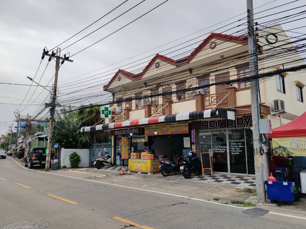 For SaleLandNonthaburi, Bang Yai, Bangbuathong : Land for Sale with Buildings!!! Land area of 129.5 sq. wah, only 550 meters from the Pink Line Skytrain station, located in Soi Tiwanon 38 (Soi Tansamrit), featuring 3 commercial buildings.