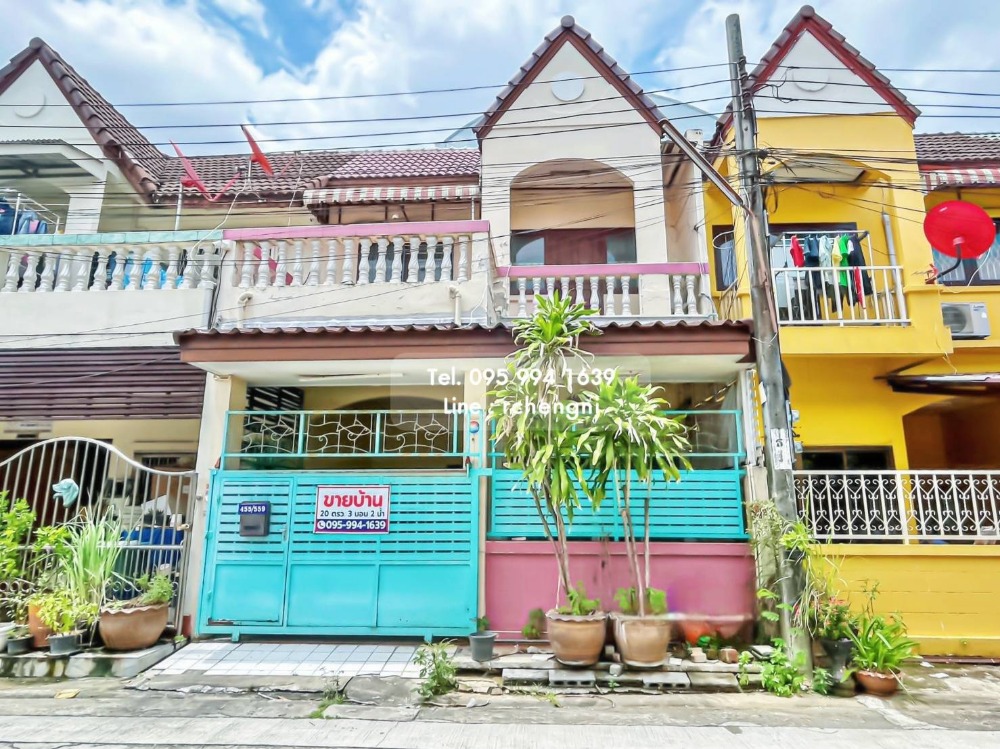 For SaleHousePinklao, Charansanitwong : 2-storey townhouse, area 20 square wah, Charansanitwong Road 35, Intersection 23 (for sale by owner), good location, convenient transportation, 7 minutes to MRT Fai Chai Station, overall condition is strong.