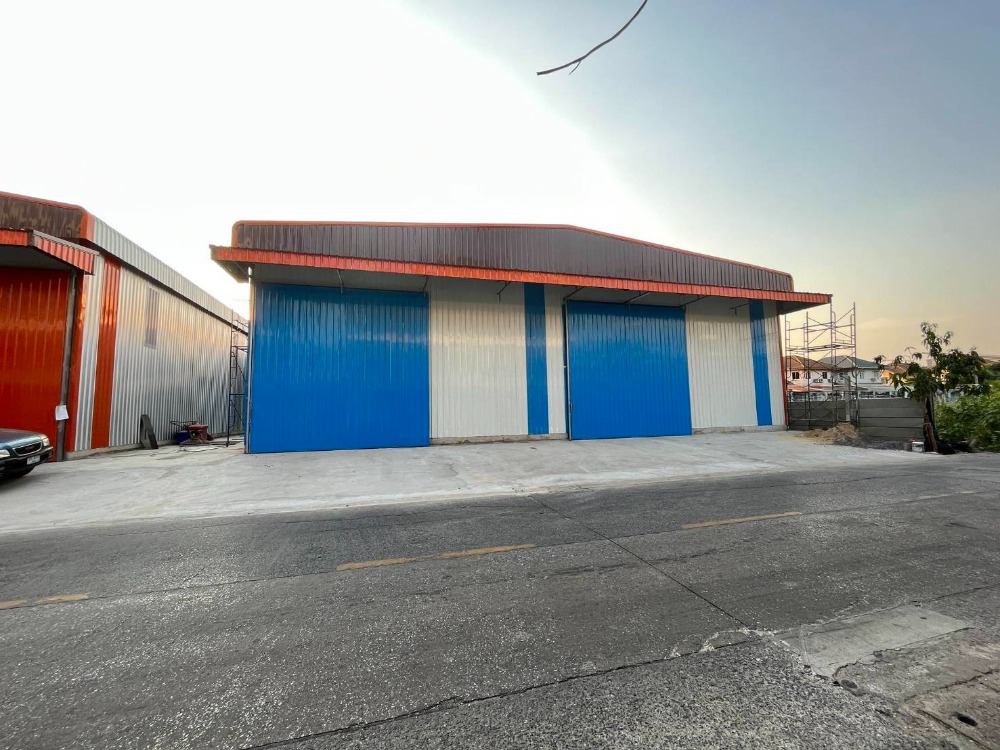 For RentWarehouseYothinpattana,CDC : Warehouse for rent, location: Ram Intra Expressway, Lat Phrao 101, Kaset-Nawamin, spacious parking area, short and long container trucks can enter and exit.