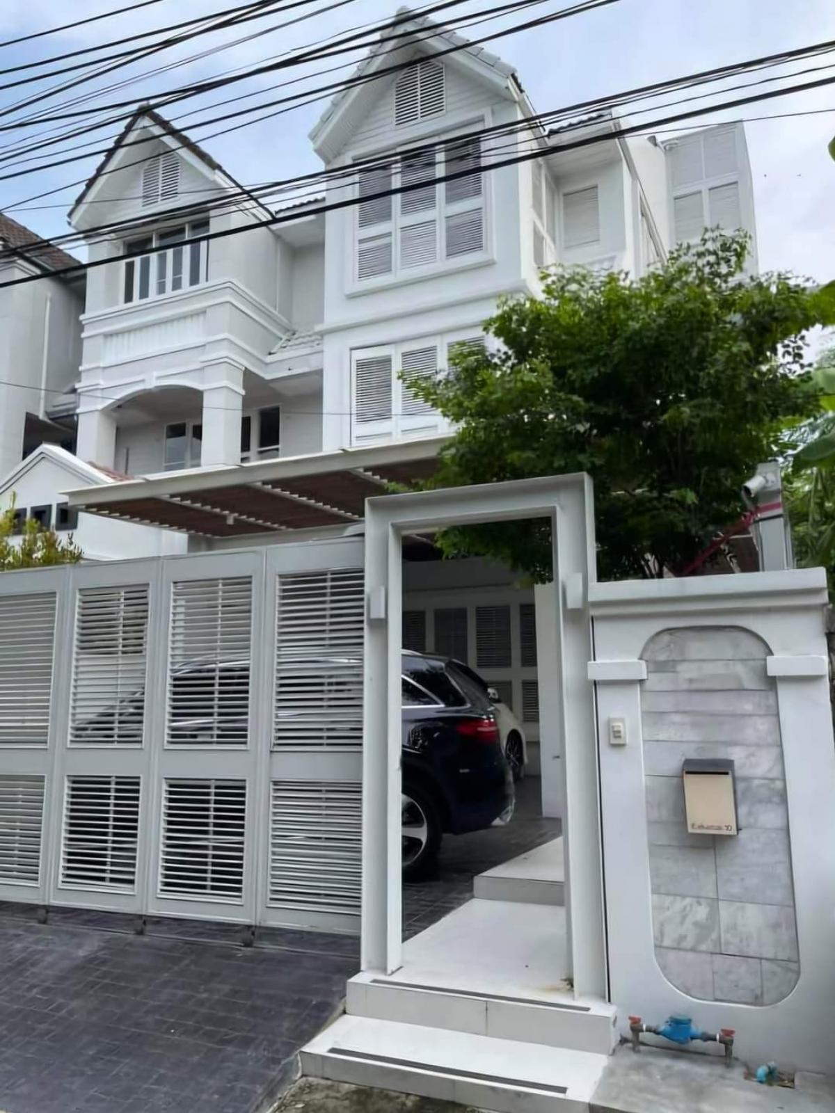 For SaleTownhouseSukhumvit, Asoke, Thonglor : 🚩For Sale : Townhouse Soi Ekkamai 10 🔎Near : BTS Ekkamai 1.8 km 🏡 4 Storey 🛗 With Elevator 🛏 4 Bedrooms, 🛁 5 Bathrooms